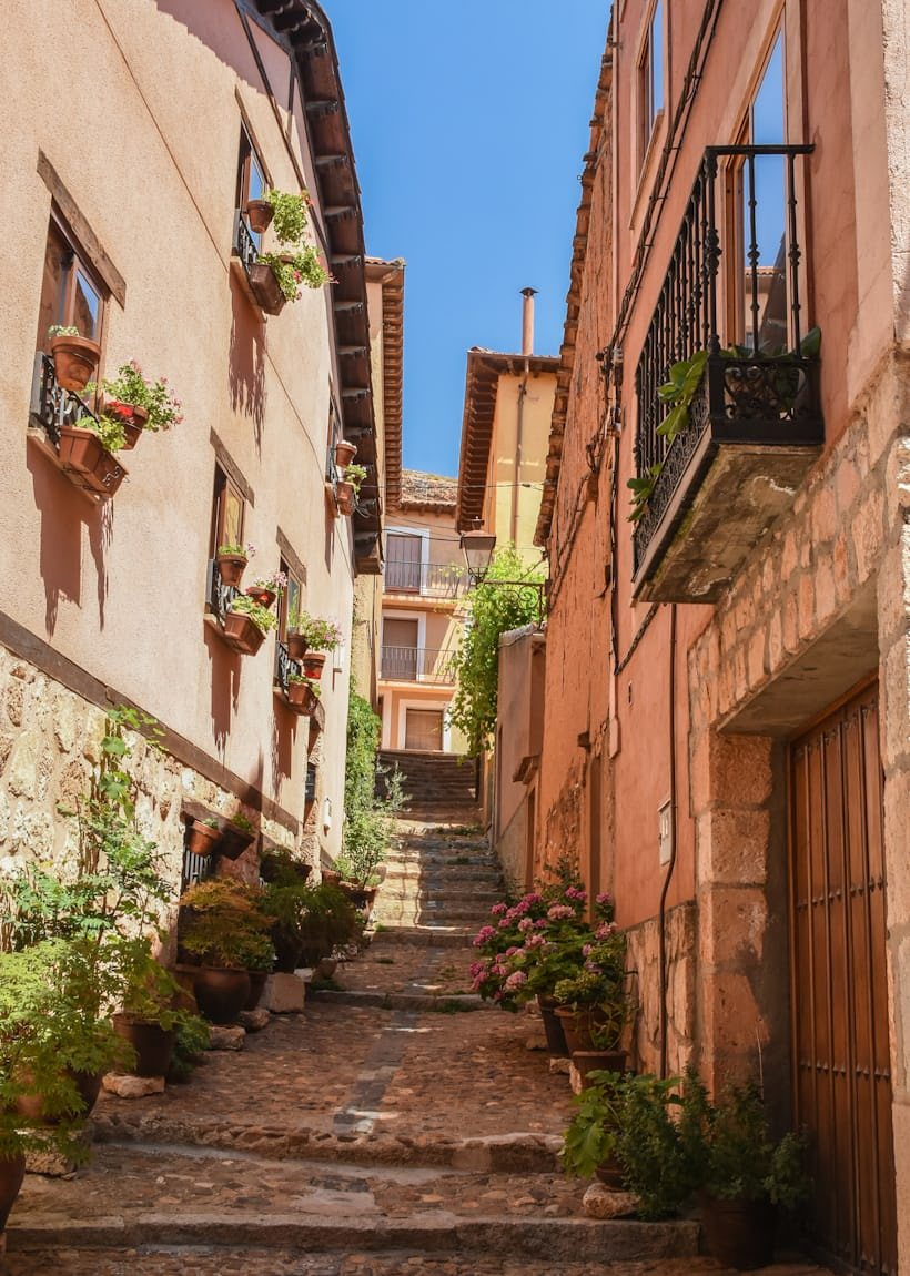 Ruelle en escalier d'un village de la Riviera