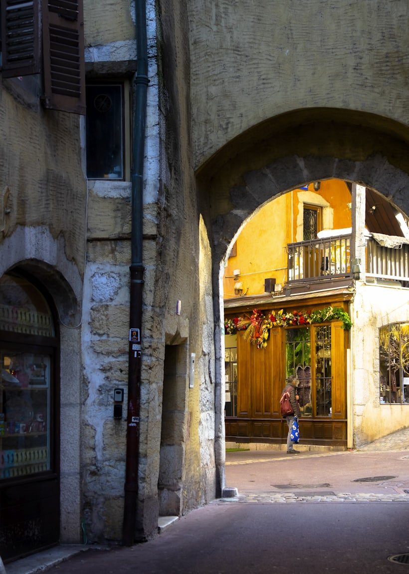 Passage sous voûte dans un centre ancien