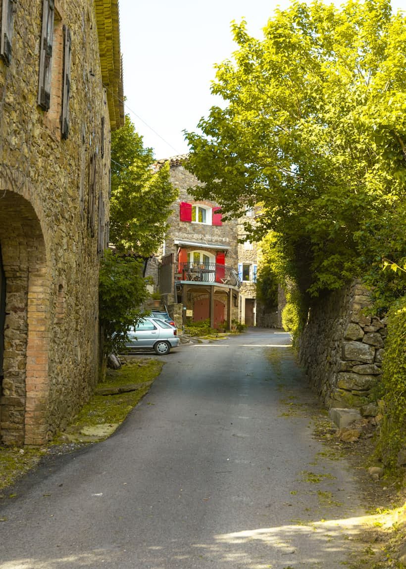 Route étroite d'accès à un village