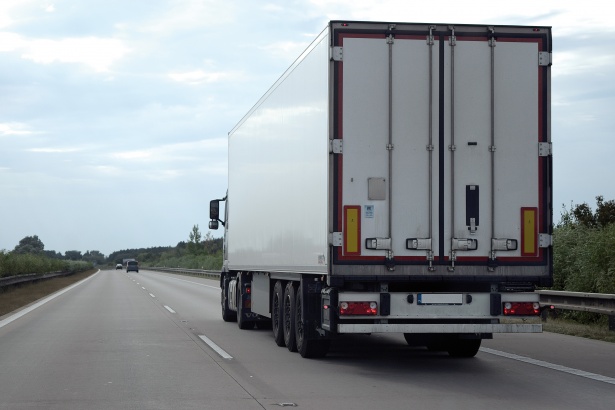 Semi-remorque sur l'autoroute
